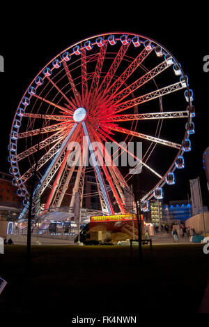 Près de l'Oeil de Liverpool Albert Dock Liverpool Arena et attraction touristique sur Kings Dock. Banque D'Images