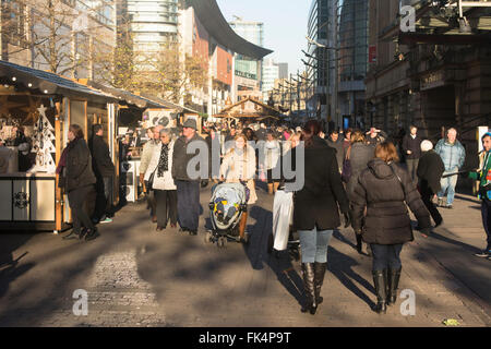 Clients mystères de St Anne's Square Manchester profitant du soleil d'hiver. Banque D'Images