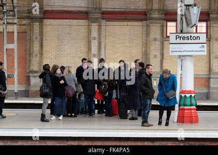 Personnes en attente d'un train pour arriver à la gare de Preston dans le Lancashire Banque D'Images