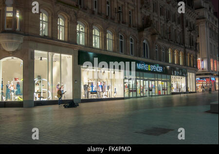 Magasin Marks & Spencer dans Church Street, Liverpool dans la nuit Banque D'Images