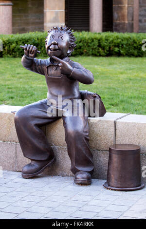 Tayside, Dundee, Écosse, Royaume-Uni, 7 mars 2016 : Dundee a une nouvelle statue d'écolier espiègle Oor Wullie. Le travail du bronze a été commandée pour célébrer le 80e anniversaire de ses débuts dans le Post de dimanche. Personnage de bd de Dundee heritage est célébré avec une nouvelle statue de l'OOR Wullie dans le centre-ville. À côté de lui est son fidèle et godet derrière lui sur le mur sont des répliques en bronze de son fidèle sac contenant sa catapulte et souris animal Jeemy. Credit : Dundee Photographics / Alamy Live News Banque D'Images