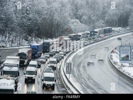 Remscheid, Allemagne. 07Th Mar, 2016. Les voitures et les camions sont sauvegardées sur l'autoroute A1 près de Remscheid, Allemagne, 07 mars 2016. La neige fraîche le lundi a causé des retards pour les navetteurs dans certaines parties de la Rhénanie du Nord. Photo : afp/Alamy Live News Banque D'Images