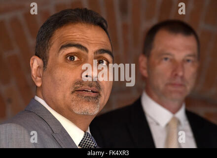 Brno, République tchèque. 07Th Mar, 2016. Homme d'affaires Iranien Shahram citoyenneté tchèque avec Abdullah Zadeh (à gauche), soupçonné d'être en République tchèque d'une vaste fraude fiscale dans le commerce de carburants d'une détérioration de 2,5 milliards de couronnes, conférence de presse donne à Brno, en République tchèque, le 7 mars 2016. Il risque jusqu'à 13 ans de prison s'il est reconnu coupable. Voir à droite procureur Petr Capcuch. Photo : CTK Vaclav Salek/Photo/Alamy Live News Banque D'Images