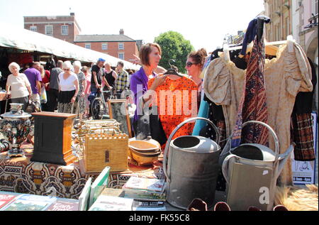 Fouiller les visiteurs de bonnes affaires sur le marché aux puces de la Place du marché dans le centre-ville de Chesterfield, Derbyshire, Angleterre, Royaume-Uni Banque D'Images