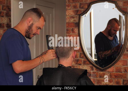 Un homme a sa coupe de cheveux au Magnolia Barbier dans le centre-ville de Chesterfield, Derbyshire, Royaume-Uni Banque D'Images