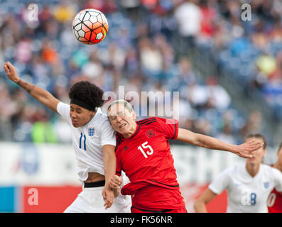 Nashville, USA. 06 Mar, 2016. L'Allemagne Anna Blaesse (R) en action contre Demi Stokes de l'Angleterre durant la Coupe elle croit au Nissan Stadium à Nashville, USA, 06 mars 2016. L'Allemagne a gagné 2:1. Photo : Rick Musacchio/dpa/Alamy Live News Banque D'Images