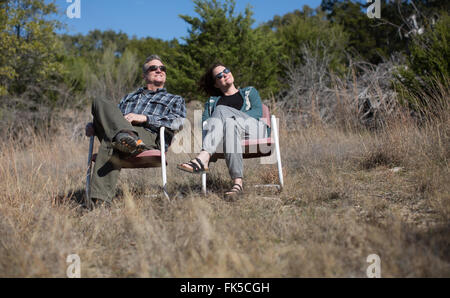 Un couple s'asseoir dans des chaises dans la montagne, au Texas Banque D'Images