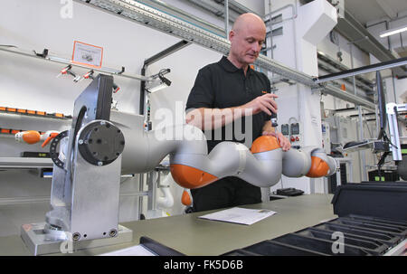 Fichier - Un fichier photo datée du 23 février 2015 montre un KUKA robot flexFELLOW au cours de l'assemblage final dans le KUKA usine d'Augsbourg, Allemagne. Photo : Karl-Josef Opim /AFP Banque D'Images