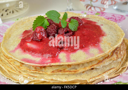 Les crêpes avec de la gelée de framboise naturelle et le baume de citron sur le dessus Banque D'Images