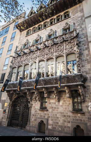 Palau del Baró de Quadras, par Josep Puig i Cadafalch. Abrite maintenant l'Institut Ramon Llull. Barcelone. Banque D'Images