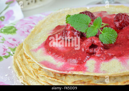 Pile de crêpes douces avec naturel de la vaseline et le baume de citron sur le dessus Banque D'Images