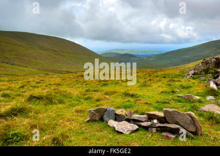 Vertes vallées avec des collines et des lacs avec moody ciel au-dessus de l'Anneau du Kerry, dans le comté de Kerry, Irlande Banque D'Images