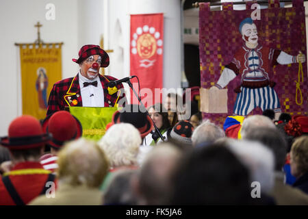 Acteur Simon Callow. Le 70e congrès annuel de service au clown All Saints Church à Londres le 07 février 2016. Clowns se sont réunis à l'église pour se souvenir de Joseph Grimaldi, le célèbre clown anglais qui a vécu entre 1778-1837. Banque D'Images
