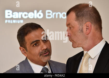 Brno, République tchèque. 07Th Mar, 2016. Homme d'affaires Iranien Shahram citoyenneté tchèque avec Abdullah Zadeh (à gauche), soupçonné d'être en République tchèque d'une vaste fraude fiscale dans le commerce de carburants d'une détérioration de 2,5 milliards de couronnes, conférence de presse donne à Brno, en République tchèque, le 7 mars 2016. Il risque jusqu'à 13 ans de prison s'il est reconnu coupable. Voir à droite procureur Petr Capcuch. Photo : CTK Vaclav Salek/Photo/Alamy Live News Banque D'Images