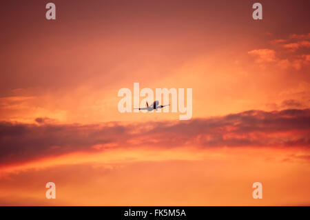 Sur avion ciel rouge et rose dans la soirée Banque D'Images