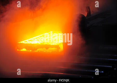 Plaque d'acier chaud sur convoyeur en Steel mill Banque D'Images