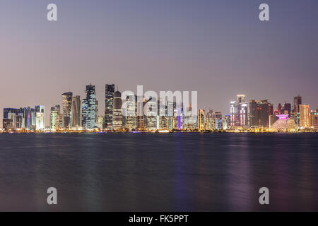 Doha city skyline at night, Qatar Banque D'Images