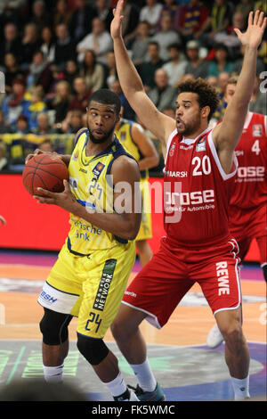 Hagen, Allemagne. 06 Mar, 2016. Hagen, Allemagne, Brose Baskets battu Phoenix Hagen avec 66:87.En photo DJ Covington # 24 (Phoenix Hagen) et Elias Harris # 20 (Brose Baskets) © Maik Boenisch/Pacific Press/Alamy Live News Banque D'Images