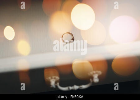 Détails de mariage. Bague de fiançailles. Effet Bokeh Lights. Banque D'Images