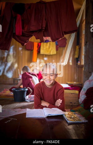 Moine Bouddhiste novice dans un monastère bouddhiste au Lac Inle, l'État de Shan, Myanmar (Birmanie), l'Asie Banque D'Images