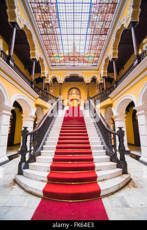 Escalier colonial au Palais des Archevêques à Lima, Pérou, Amérique du Sud Banque D'Images