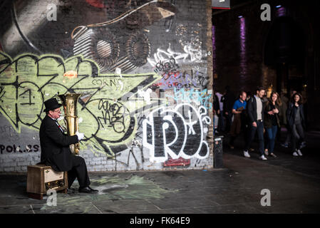 Artiste de rue de la rue avec un feu rempli de tuba sur Clink Street, près de Borough Market, Southwark, Londres, Angleterre Banque D'Images