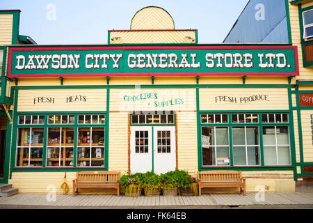 Un bâtiment historique sur la rue principale de la ville de Dawson, Dawson City, Yukon, Canada, Amérique du Nord Banque D'Images