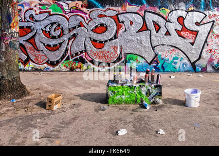 Graffiti sur mur de Berlin et d'aérosols de pulvérisation de peinture laissés par les artistes de rue,Mauerpark, Berlin Banque D'Images