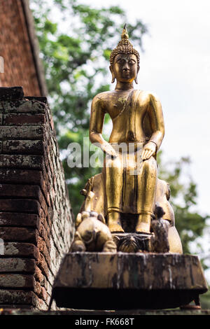 Statue de Bouddha au temple thaïlandais Banque D'Images