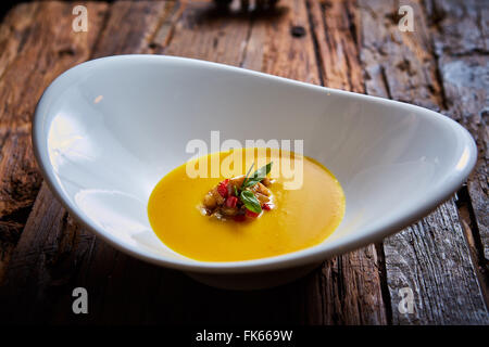 Délicieux potage Crème de lentilles et de légumes sur la table Banque D'Images