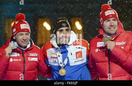 Oslo, Norvège. 06 Mar, 2016. Martin Fourcade médaillé d'or de la France (C) est accompagné sur le podium par médaillé d'Ole Einar Bjoerndalen (L) de la Norvège et de bronze Emil Hegle Svendsen de Norvège au cours de la cérémonie de remise des médailles pour la compétition de poursuite12,5km aux Championnats du monde de biathlon, Oslo, Norvège, 06 mars 2016. Dpa : Crédit photo alliance/Alamy Live News Banque D'Images