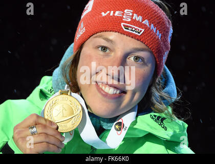 Oslo, Norvège. 06 Mar, 2016. Le biathlète femelle Dahlmeier Laura de l'Allemagne montre sa médaille d'or lors de la cérémonie de remise des médailles pour la compétition de poursuite 10 km aux Championnats du monde de biathlon, Oslo, Norvège, 06 mars 2016. Dpa : Crédit photo alliance/Alamy Live News Banque D'Images