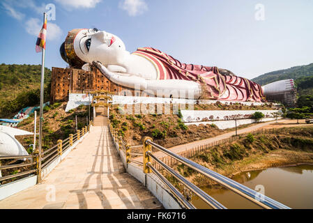 M. Sein Win Taw Ya 180m Bouddha couché, le plus grand Bouddha du monde, Mudon, Mawlamyine, l'État Môn, Myanmar (Birmanie) Banque D'Images