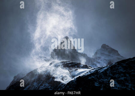 Le vent balayant la neige de montagne, le Parc National Torres del Paine, Patagonie, Chili, Amérique du Sud Banque D'Images