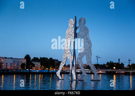 L'homme molécule, 30 mètres de haut sculptures de l'artiste américain Jonathan Borofsky dans la Spree, Kreuzberg, Berlin, Allemagne Banque D'Images