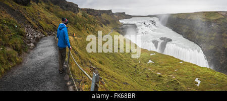 Cascade de Gullfoss au tourisme dans le canyon de la rivière Hvita, Le Cercle d'or, de l'Islande, les régions polaires Banque D'Images