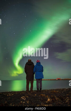 Couple watching les aurores boréales), Reykjavik, Islande, régions polaires Banque D'Images