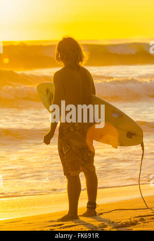 Surfer au coucher du soleil sur cette plage de surf populaire près de Grasse sur la Péninsule de Nicoya, Playa Santa Teresa, Puntarenas, Costa Rica Banque D'Images