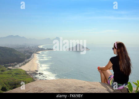 Un randonneur à partir de l'angle sur Pontal Recreio dos Bandeirantes et plages de Barra da Tijuca, Rio de Janeiro Banque D'Images