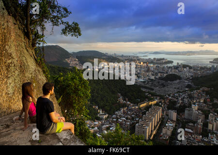 Les randonneurs à la recherche sur le Rio du Morro dos Cabritos, Rio de Janeiro, Brésil, Amérique du Sud Banque D'Images