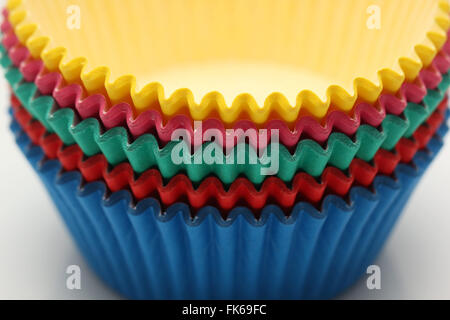 Du papier de couleur pour les moules moules à muffins et cupcakes Banque D'Images