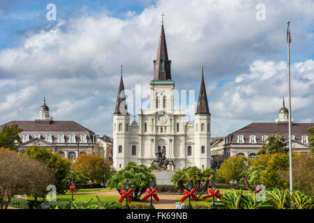 Les charrettes à cheval ancien en face de Jackson Square et la cathédrale St Louis, quartier français, la Nouvelle Orléans, Louisiane, États-Unis Banque D'Images