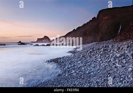 La terre Blegberry au crépuscule, près de Hartland Quay, Devon, Angleterre, Royaume-Uni, Europe Banque D'Images