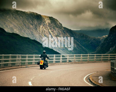 Harley Davidson biker traversant le pont Kylesku, Ecosse, Royaume-Uni, Europe Banque D'Images