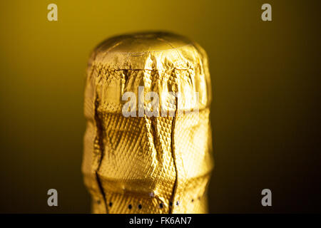 Close up of champagne cork enveloppée de papier aluminium Banque D'Images