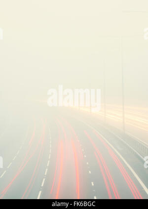 La circulation sur autoroute en cas de brouillard épais, Royaume-Uni, Europe Banque D'Images