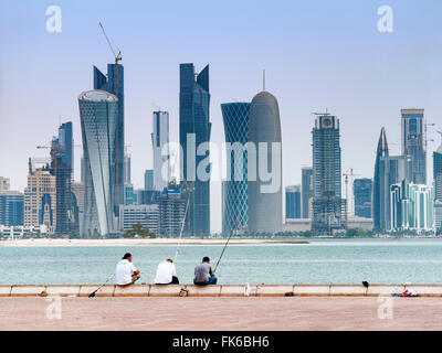 Vue le long du front de mer Corniche en direction de tours de bureaux modernes à Doha Qatar Banque D'Images