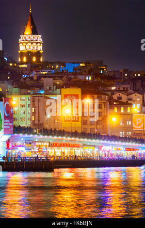 Stands de nourriture sur le pont de Galata, Istanbul, Turquie, Europe Banque D'Images