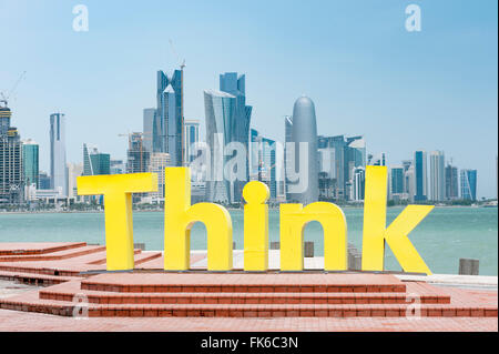 Installation d'art public urbain et vue le long front de mer Corniche en direction de tours de bureaux modernes à Doha Qatar Banque D'Images