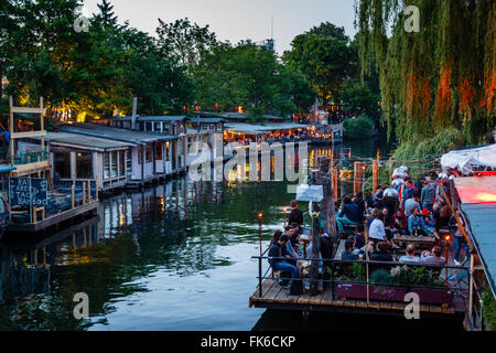 Les gens au Club der Visionaere et le Chalet de jardin à l'arrière-plan, Kreuzberg, Berlin, Germany, Europe Banque D'Images